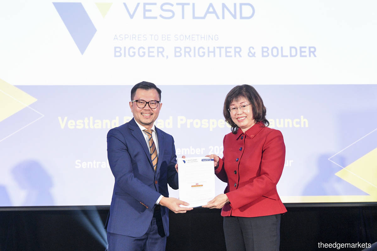 Vestland Bhd group managing director Datuk Liew Foo Heen (left) and Aminvestment Bank Bhd chief executive officer Tracy Chen Wee Keng at the launch of the prospectus for Vestland's IPO at Hilton Kuala Lumpur. (Photo by Mohamad Shahril Basri/The Edge)